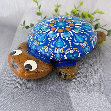 Mandala Muster auf Stein Schildkröte Bunt bemalte Steine mit Mandalamuster nach Dotting Art.